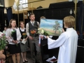 Dāvana no Latvijas draudzes mācītājai par iesvētības mācību oganizēšanu