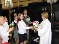 Jaunie draudzes locekļi pateicas mācītājai ar ziediem