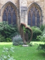 Skulptūra katedrāles dārzā