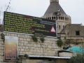 Musulmaņu vēstījums kristiešiem. Aiz mūra atrodas Pavēstīšanas bazilika, Nācerete.