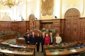 Saeimas sēžu zālē. No kr. Vera Rozīte, arhibīskaps Elmārs Ernsts Rozītis, prāveste Lauma Zušēvica, deputats Ilmārs Latkovskis, Rūta Abakuka, prāvests Andris Abakuks, Saeimas darbinieks Jānis Cauna